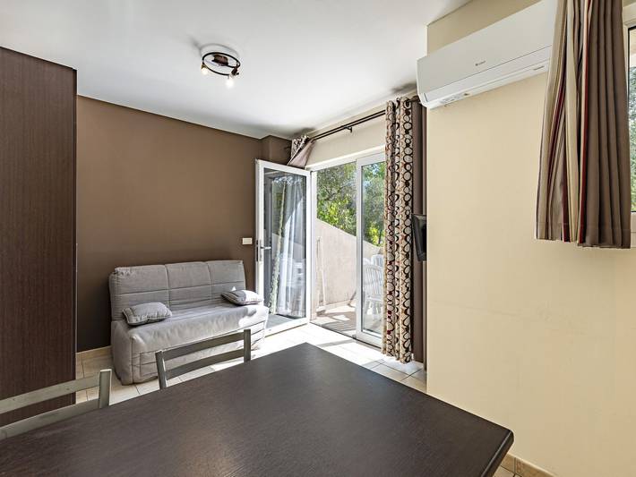 Gîte pour 7 personnes, avec jardin et piscine dans Favone