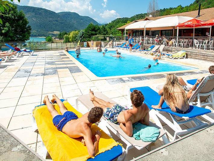Camping für 4 Personen, mit Terrasse und Seeblick am Vercors