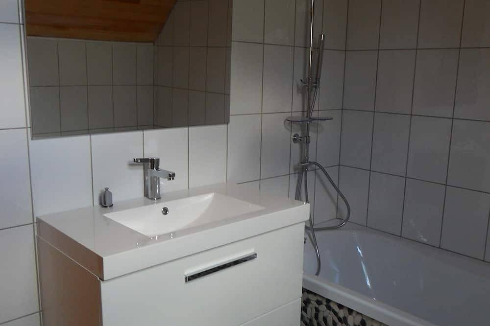 Molino de viento renovado valle de montaña de asp in Lées-Athas, Béarn