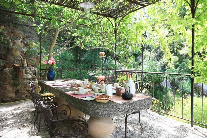 Chambre d’hôte pour 2 personnes, avec vue ainsi que jardin et piscine à Saint-Antonin-sur-Bayon
