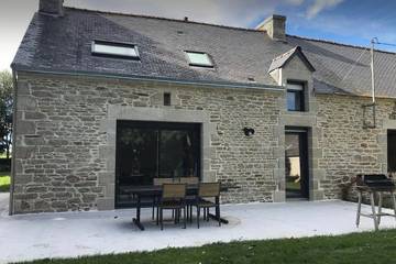 Gîte pour 6 personnes, avec jardin à Plumelin