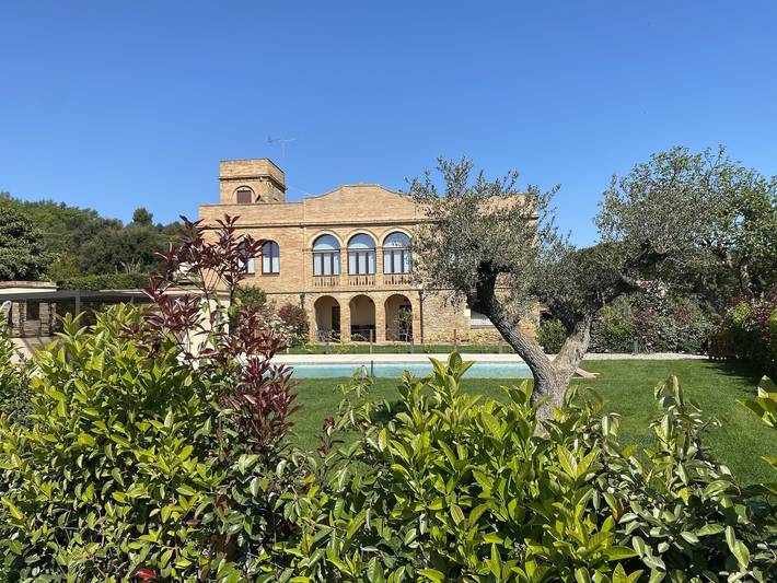 Entire apartment, Apartment 'Mas Moré Petit' with Shared Pool, Wi-Fi and Air Conditioning in Vulpellac, Forallac