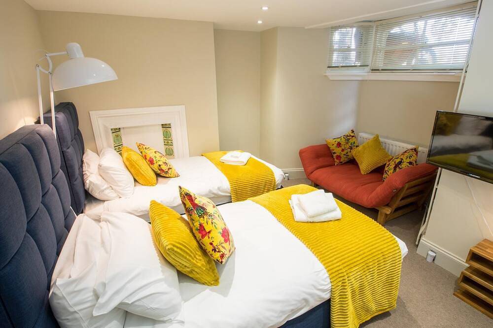 Double en-suite room at Regency Guest House in Market Ward, Cambridge