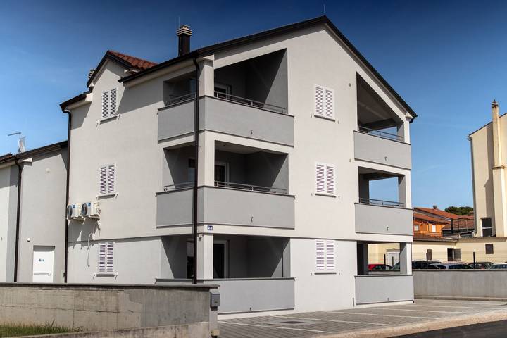 Ferienwohnung für 4 Personen, mit Balkon/Terrasse und Pool in Zadar