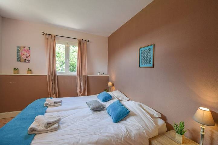 Location de vacances pour 6 personnes, avec Terrasse ainsi que Jardin et Piscine à Saint-Médard-d'Excideuil - 2