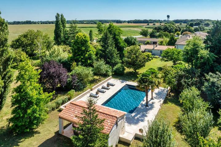 Location de vacances pour 12 personnes, avec jardin et piscine à Échillais