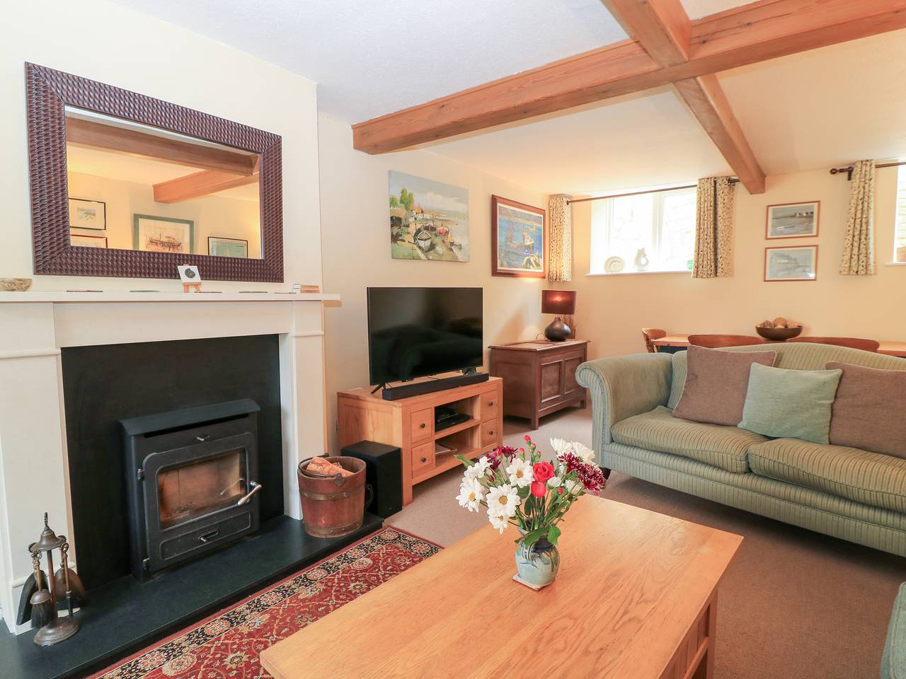 4/5 Georges Square in Lyme Regis, Dorset