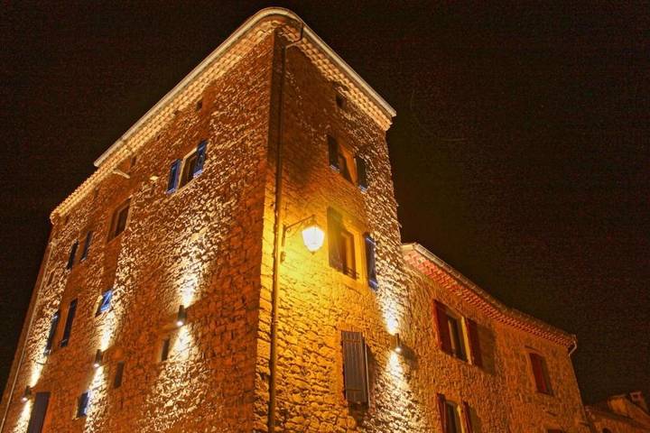 Location de vacances pour 2 personnes, avec Balcon et Terrasse ainsi que Jacuzzi et Jardin à Saint-Jean-de-Crieulon