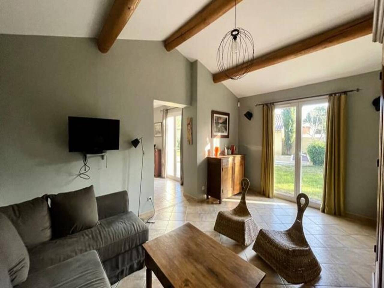 Entire apartment, House in Alpilles with Pool and Garden in Cornillon-Confoux, Aix-en-Provence region