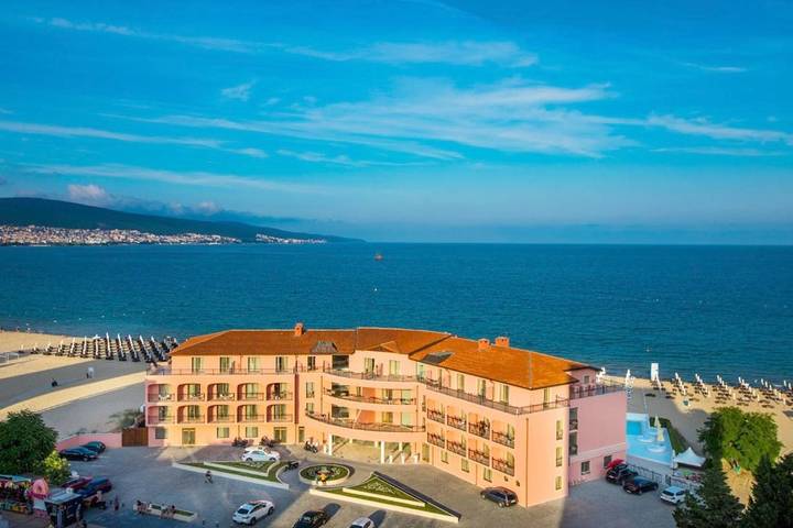 Hôtel pour 3 personnes, avec piscine ainsi que terrasse et vue