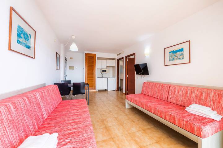 Casa vacanze 'Apto Con Terraza 401' con piscina condivisa, terrazza privata e aria condizionata in Cala Millor, Son Servera