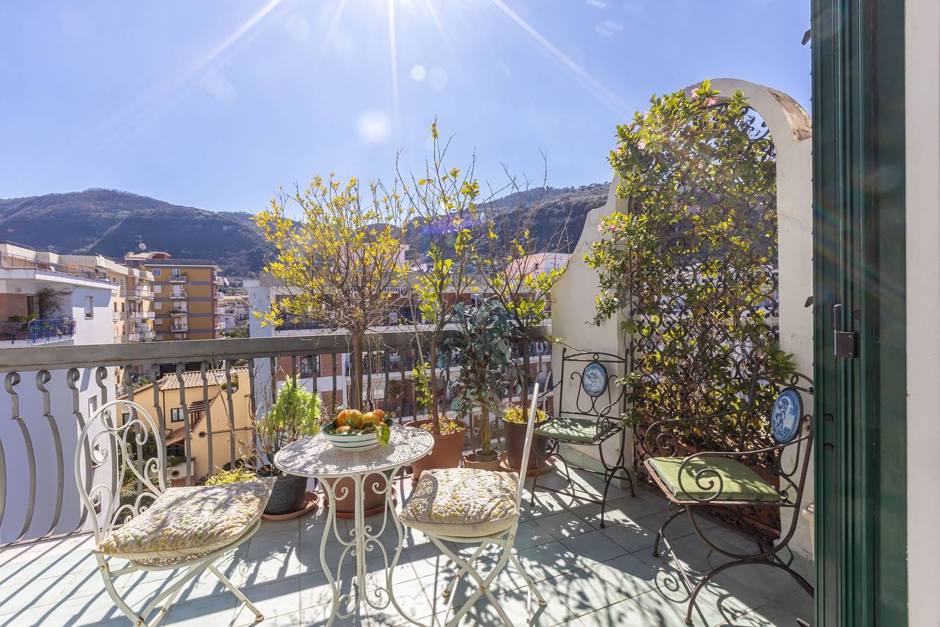 Appartement 'Casa Beatrice' met Bergzicht, Wi-Fi en Airconditioning in Sorrento, Provincie Naples