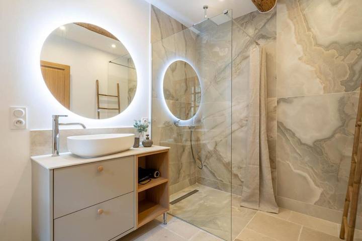 Location de vacances pour 10 personnes, avec vue ainsi que terrasse et piscine dans Office De Tourisme Du Pays Des Sorgues Et Des Monts De Vaucluse - 3