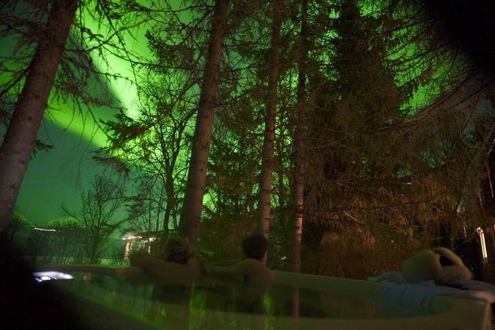 Feriehus for 4 personer, med jacuzzi og terrasse i tillegg til hage i Tromsø