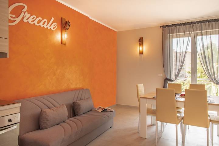 Appartamento intero, Appartamento 'Grecale' con terrazza privata, Wi-Fi e aria condizionata in Loano, Riviera di Ponente