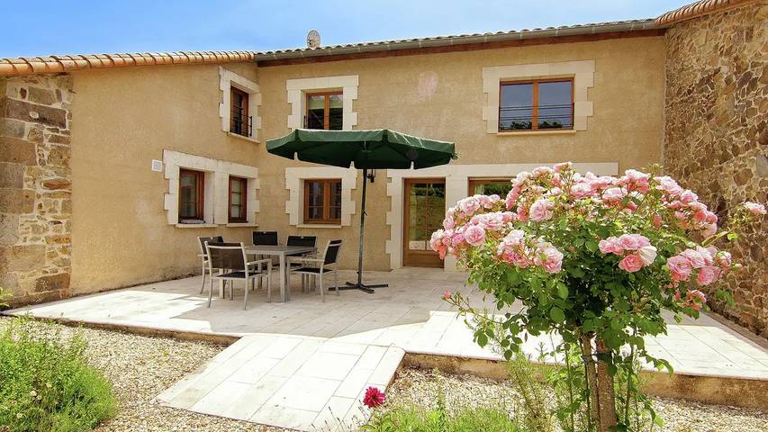 Location de vacances pour 7 personnes, avec piscine et jardin, animaux acceptés à Roussines