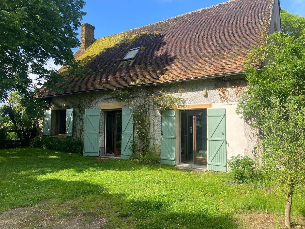 Three-Bedroom House in Le Charme, Région de Montargis
