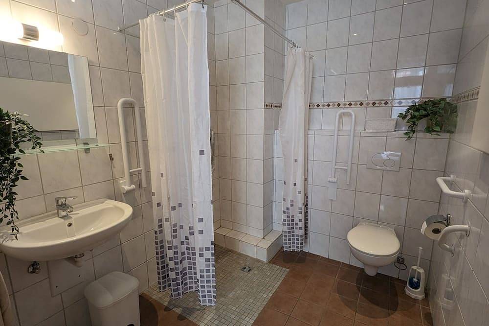 Ganze Wohnung, Geräumiges Doppelzimmer mit Bad und Frühstücksecke, zentral gelegen in Pforzheim, Nordschwarzwald