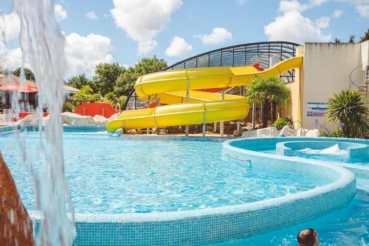 Camping pour 6 personnes, avec Terrasse et Jacuzzi ainsi que Jardin et Bassin pour enfant