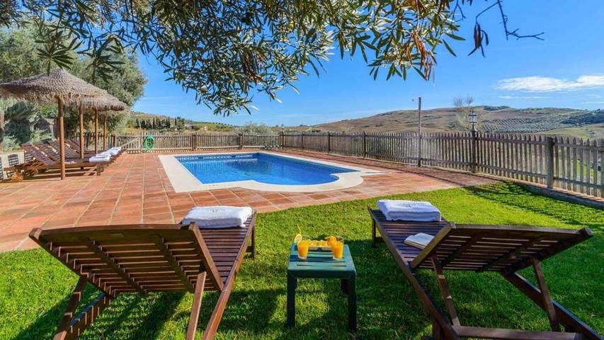 Chalet para 8 personas, con piscina además de terraza y jardín en Antequera - 4