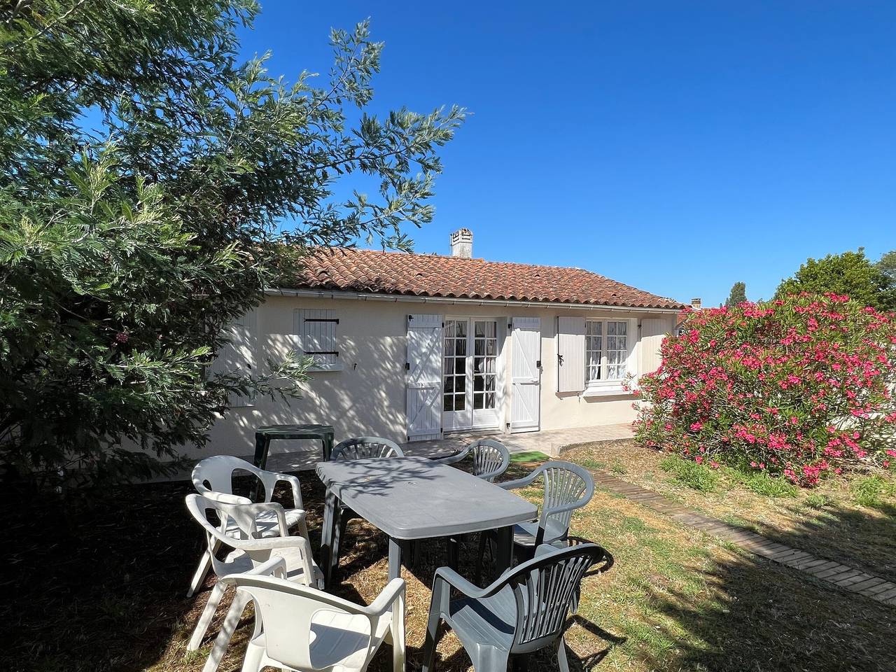 Casa encantadora com jardim, a 10 minutos da praia, ideal para casais ou pequenas famílias in Le Grand-Village-Plage, Côte de Beauté