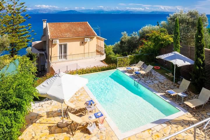 Location de vacances pour 6 personnes, avec terrasse ainsi que jardin et vue sur l’océan dans Benitses