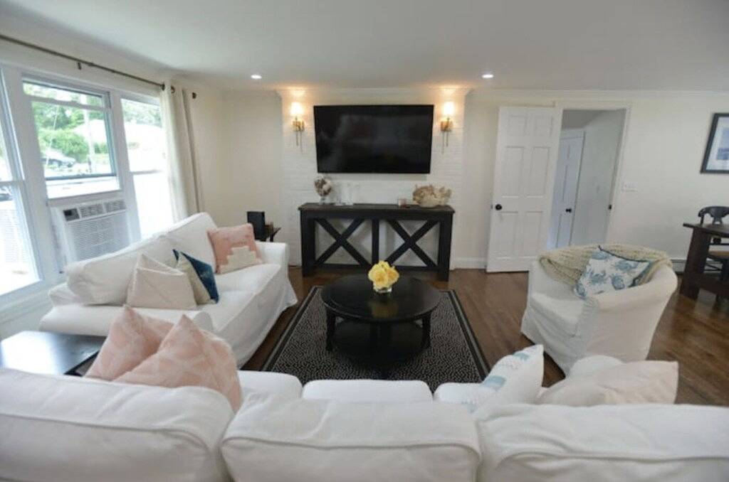 Luxe, very private retreat with a large yard & fire pit in Bristol (RI), Bristol County