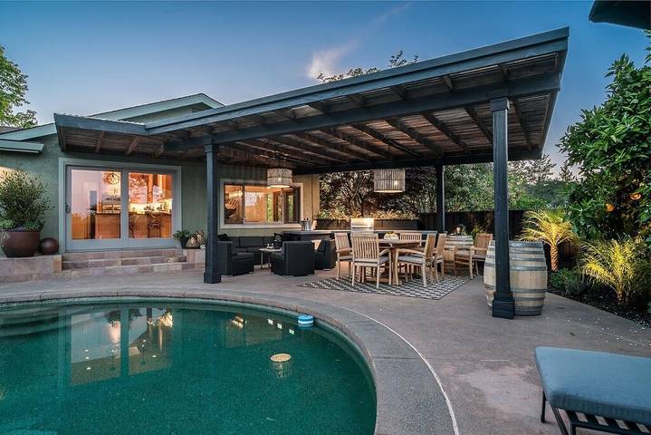 Vacation home for 6 people, with hot tub and balcony as well as yard in Russian River