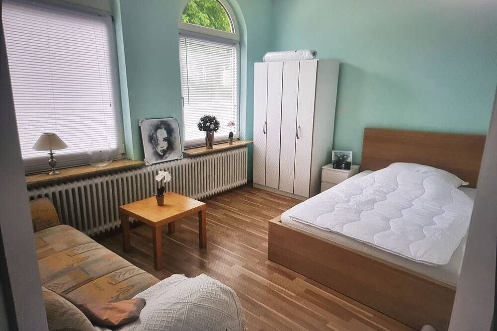 Ganze Wohnung, Private Ferienwohnung in Nordenham mit großem Garten in Nordenham, Nordseeküste