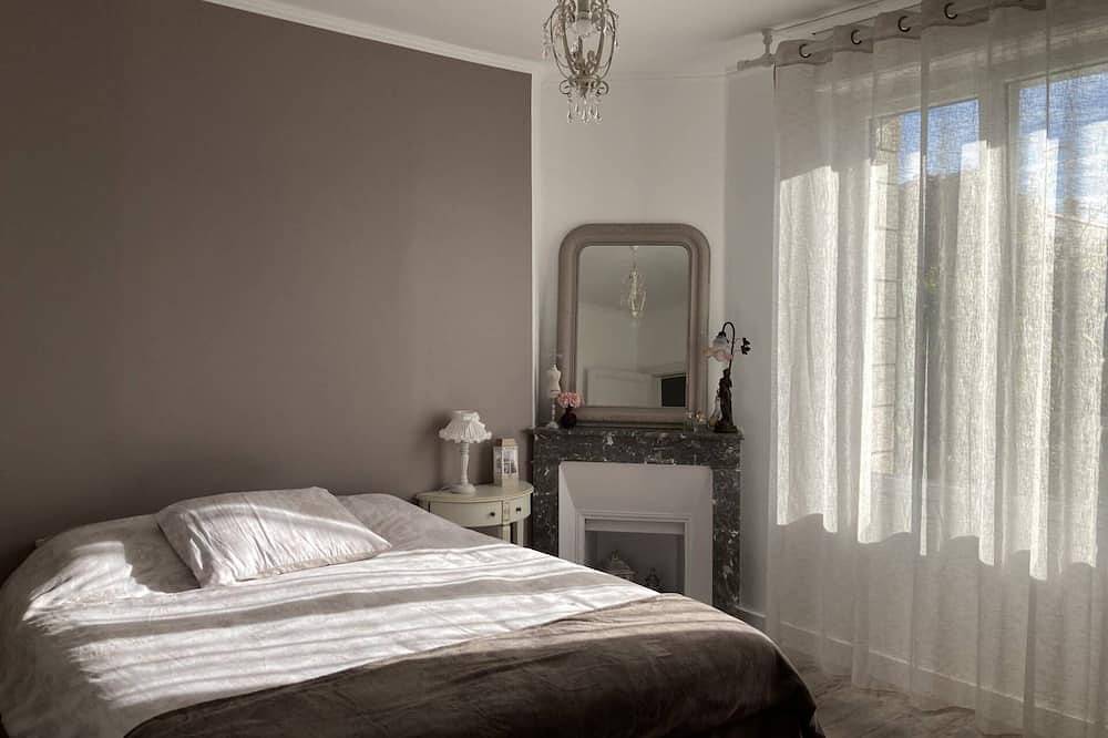 Authentic Charming 2 Bedroom House with Garden near City Center in Saujon, Côte de Beauté