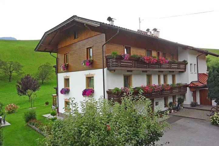 Gîte pour 5 personnes, avec Balcon et Jardin à Wiesing