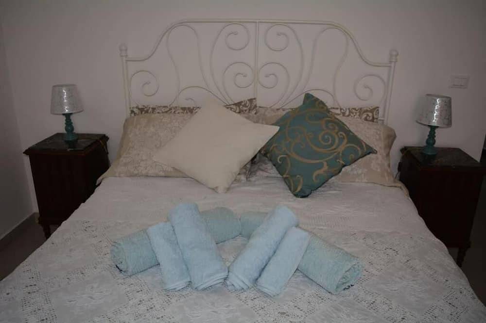 Entire apartment, Casa Ortensia, cozy ground-floor apartment 2 minutes from the beach. in Santa Teresa di Riva, Messina Province