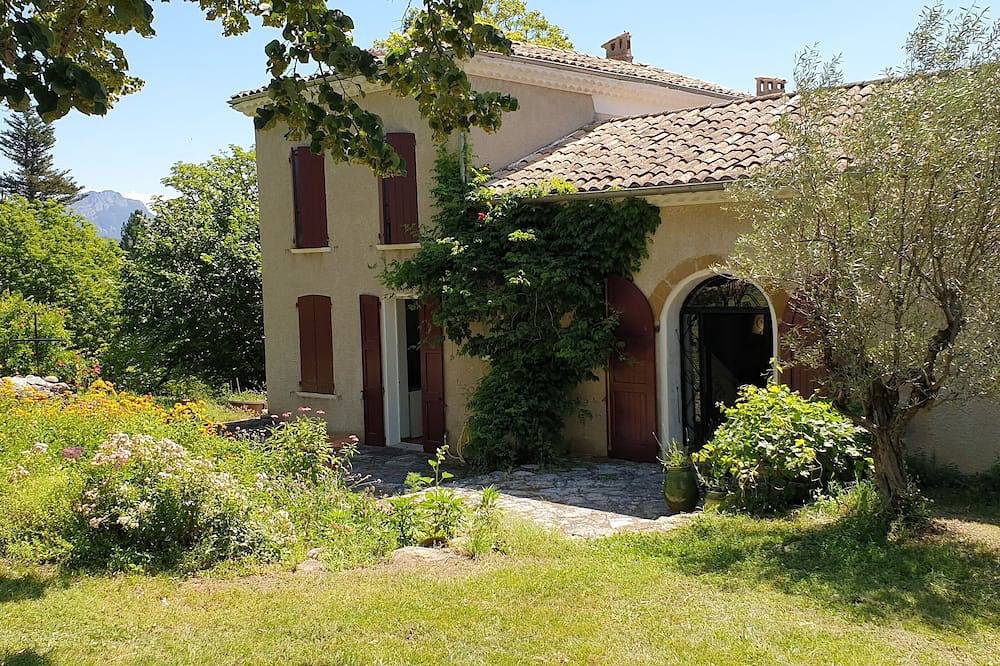Space and nature near Sisteron in Bevons, Forcalquier region