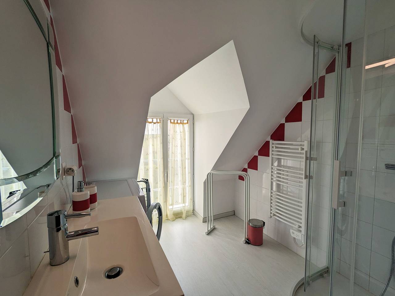 Gîte chaleureux à 20min du Zoo de Beauval avec terrasse, climatisation et jeux extérieurs in Faverolles, Vallée de la Loire