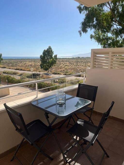 Apartamento para 5 personas, con terraza además de piscina y vistas, Se admiten mascotas en Retamar