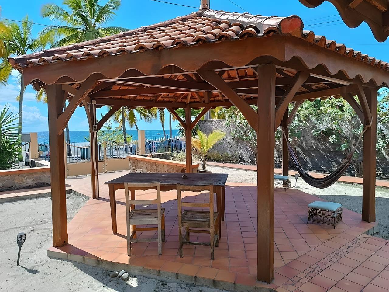 Apartamento entero, Bungalow Petit Trésor Vintage 80 con vistas al mar, Wi-Fi y aire acondicionado in Le Carbet, Martinica