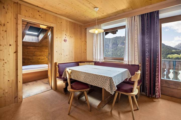 Hel lägenhet, Traditional Apartment "Confolia 2" with Balcony, Mountain View & Wi-Fi in Wengen (Italia), Dolomiti Superski