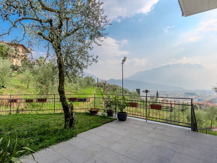 Ferienwohnung für 5 Personen, mit Terrasse und Garten sowie Seeblick und Ausblick in Tenno