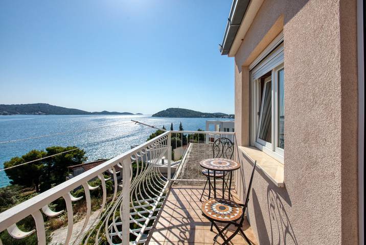 Apartament wakacyjny dla 4 osób, z Balkon/ taras w Razanj