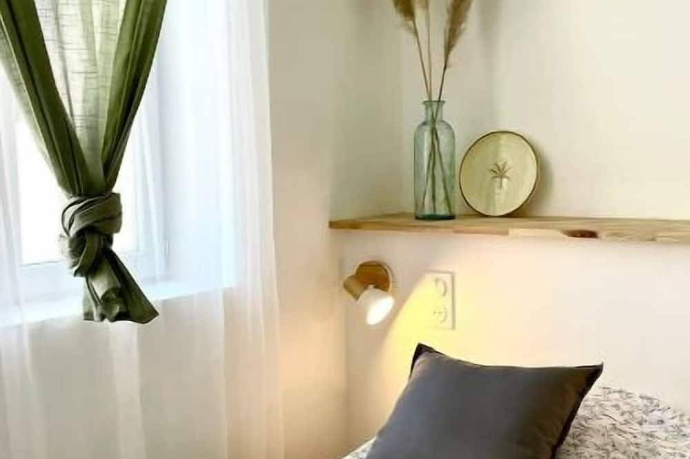 Entire apartment, Chez Clément et Mathilde -T2 Hyper Centre in Saint-Amand-les-Eaux, Valenciennes region