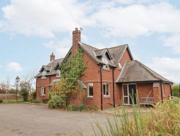 Log Cabin for 10 People in Coddington, Cheshire, Photo 1