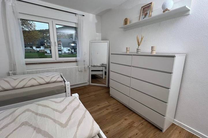 Ganze Wohnung, Traumhafte 3 Zimmer Ferienwohnung mit Balkon in Freudenberg am Main, Taubertal