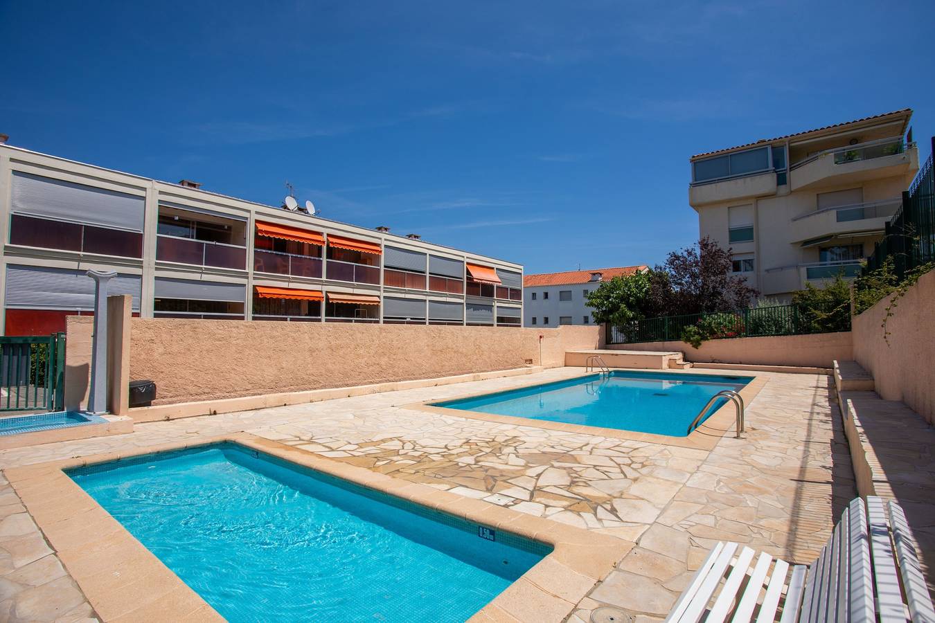 Appartement entier, Appartement à 200 mètres de la mer avec piscine commune, Wi-Fi et climatisation in Saint-Aygulf, Fréjus