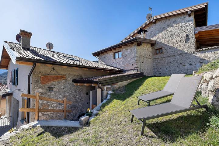 Chalet 'Al Volt' avec Vue Montagne, Terrasse et Jardin Privés in Voiandes, Tremosine