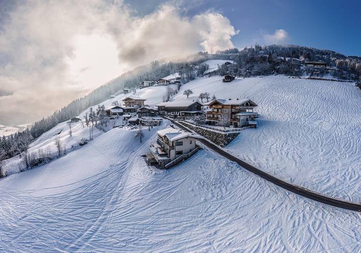 Chalet für 12 Personen, mit Balkon und Whirlpool sowie Terrasse und Garten in Kaltenbach