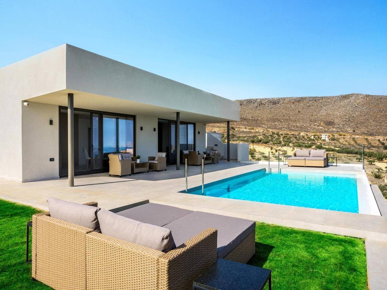 Villa in Gournes met zwembad en zeezicht in Iraklio-Heraklion en omgeving
