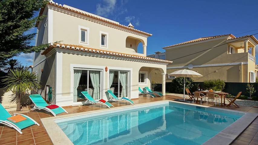 Villa for 6 people, with balcony and pool as well as garden in Carvoeiro