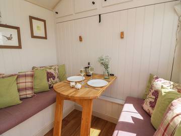 Glamping for 2 Guests in Powys, Wales, Picture 4