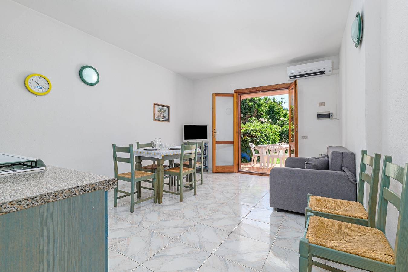 Entire apartment, Apartment 'Deledda' with Private Terrace, Private Garden and Air Conditioning in San Teodoro, Olbia-Tempio