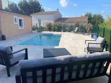 Location de vacances pour 14 personnes, avec jardin ainsi que piscine et vue à Aramon